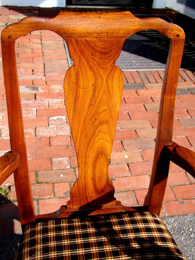 A beautiful English Queen Anne 'style' walnut armchair, late 19th century — image 3